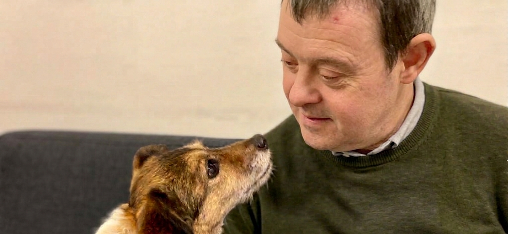 Una persona compartiendo una mirada con uno de los perros de Muxukan